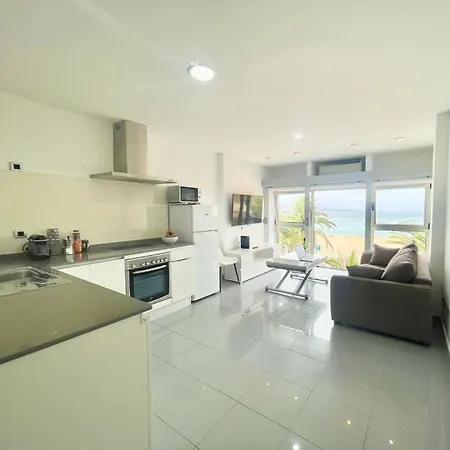 Beachfront Stunning Views شقة